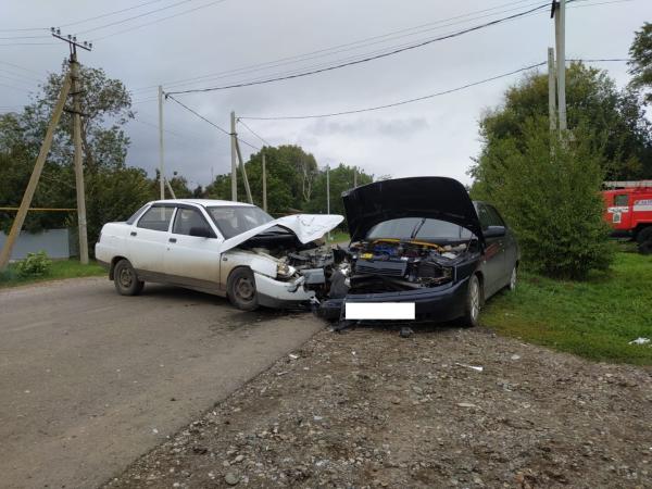 На Ставрополье водитель без прав вместе с детьми попал в аварию